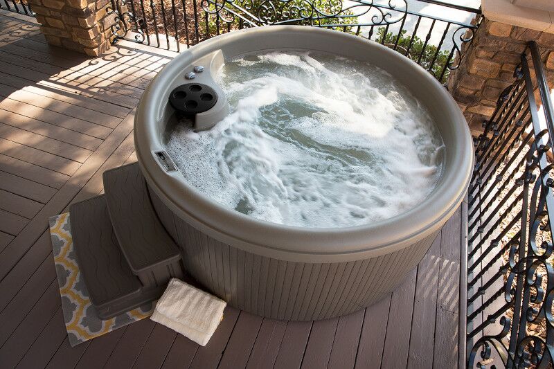 Freeflow Spas, Aptos Premier, Round Spa, 5-person, Premier, With Water Overhead